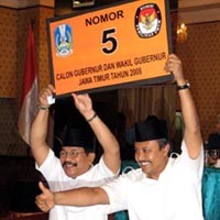 Pakde Karwo Ajak Penumpang Kapal Coblos Nomor 5